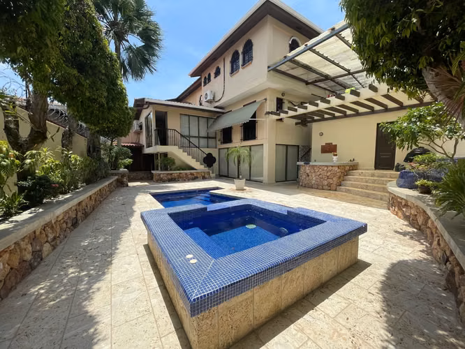 SE VENDE AMPLIA CASA LA ALAMEDA PISCINA 4 RECAMARAS
