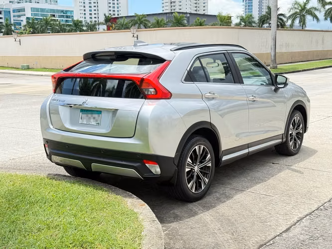 Mitsubishi Eclipse Cross Full Extras 2020 a solo $11,900