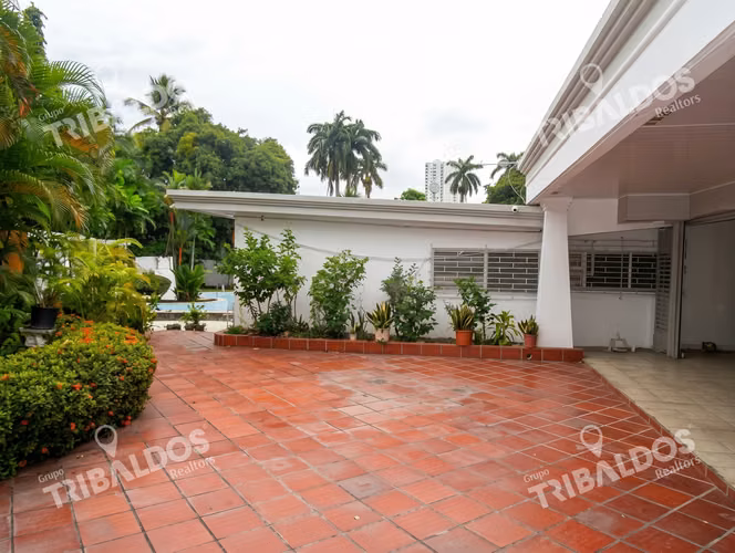 Venta de Casa con amplio terreno en Altos del Golf, Parque Lefevre