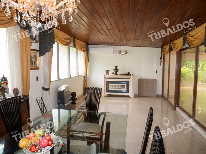 Venta de Casa con amplio terreno en Altos del Golf, Parque Lefevre