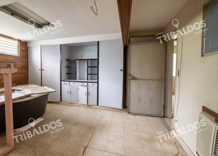 Venta de Casa con amplio terreno en Altos del Golf, Parque Lefevre