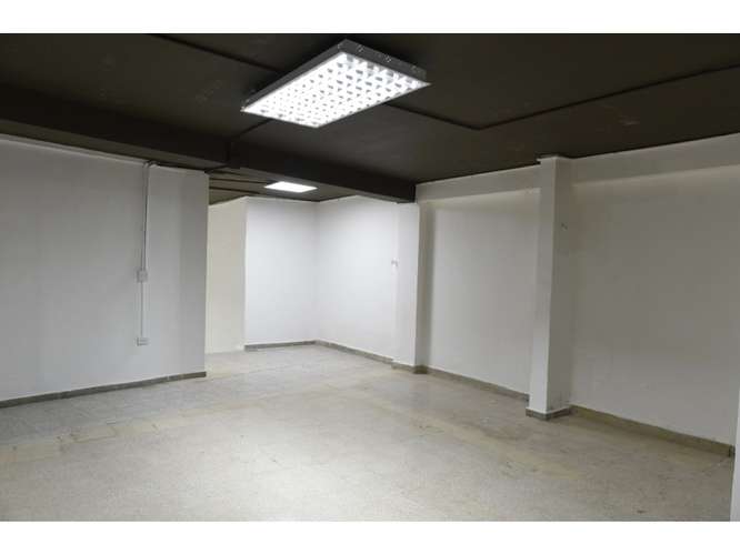 Alquiler - Local Comercial - Avenida Central, Calidonia,(AB)