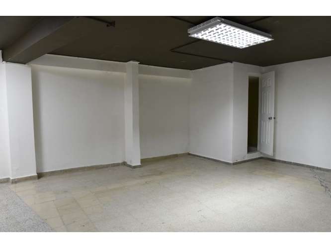 Alquiler - Local Comercial - Avenida Central, Calidonia,(AB)