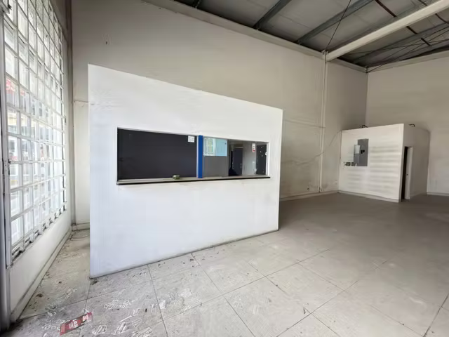 Alquilo local en Las Mañanitas, 100m2, 9mts de altura, en Plaza Comercial con puestos de Visitas. - Imagen 8
