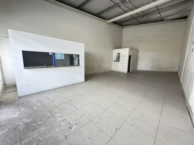 Alquilo local en Las Mañanitas, 100m2, 9mts de altura, en Plaza Comercial con puestos de Visitas. - Imagen 2
