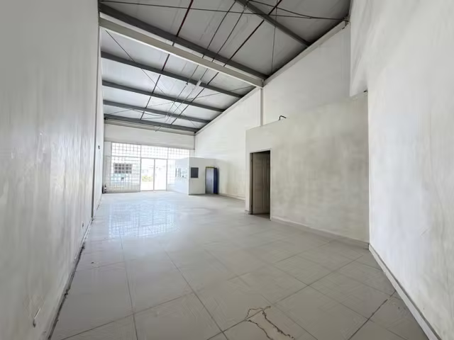 Alquilo local en Las Mañanitas, 100m2, 9mts de altura, en Plaza Comercial con puestos de Visitas. - Imagen 6