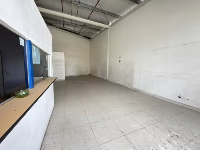 Alquilo local en Las Mañanitas, 100m2, 9mts de altura, en Plaza Comercial con puestos de Visitas. - Imagen 3