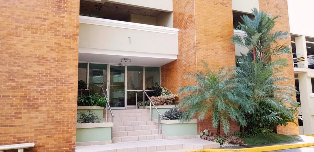 VENTA DE APARTAMENTO EN PISO BAJO CON AMPLIA TERRAZA EN COSTA DEL ESTE I 3 RECAMARAS