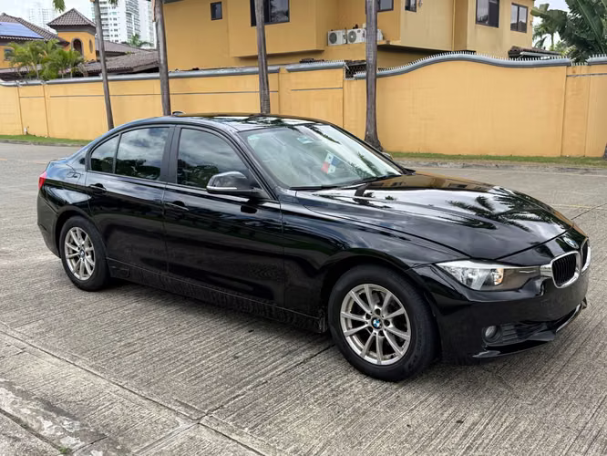 BMW 320i 2013 en excelentes condiciones
