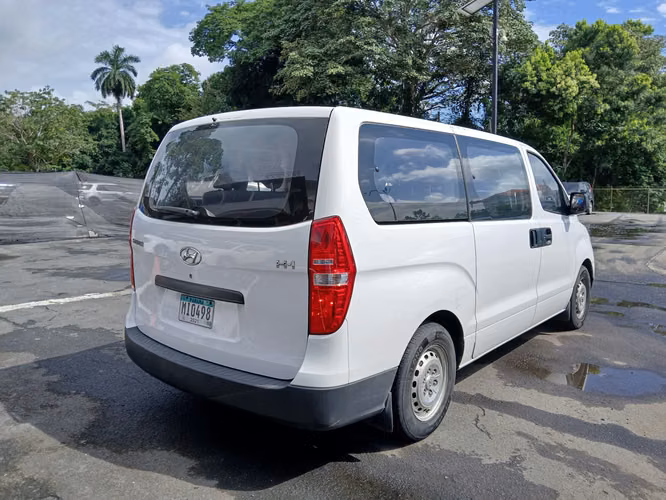 2015 HYUNDAI H1 Minibus, Blanco, buena condicion, 12 asientos- 5 puertas