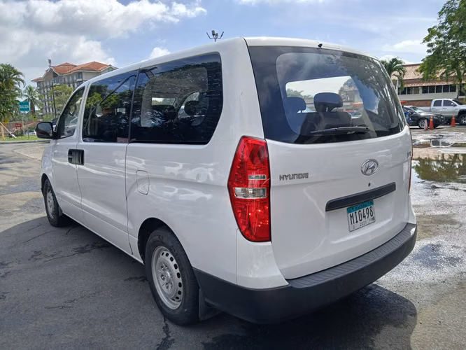 2015 HYUNDAI H1 Minibus, Blanco, buena condicion, 12 asientos- 5 puertas