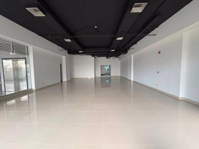 Street Mall, Local en Alquiler en Via Brasil (DD563)
