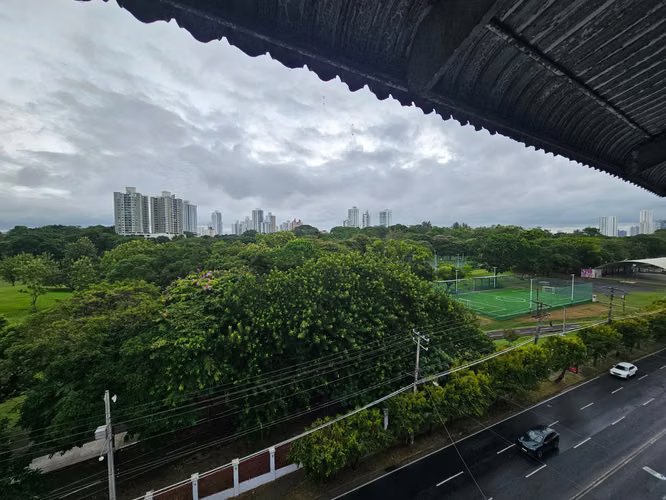 Frente al Parque Omar con impresionantes vistas a las copas de los árboles - Imagen 18