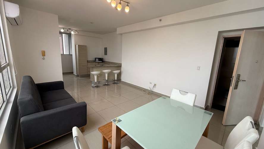 Se alquila Apartamento, 2 recámaras, 2 baños, a pasos del parque Omar  