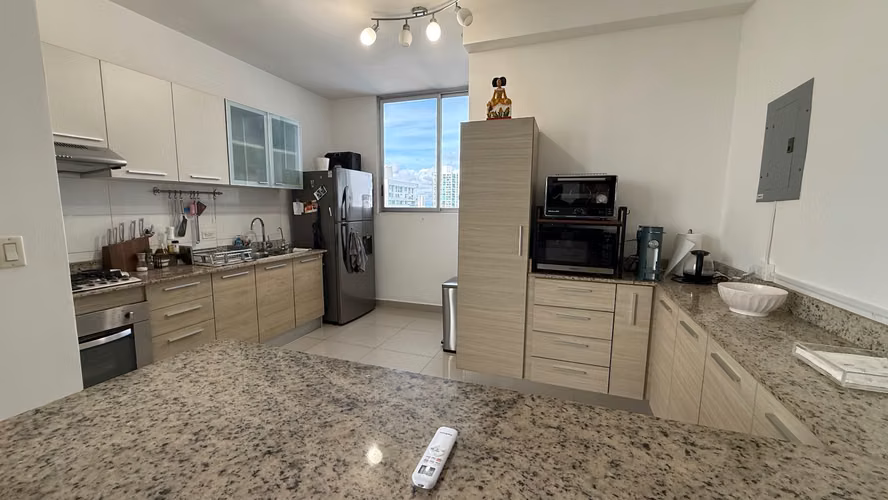 Se alquila Apartamento, 2 recámaras, 2 baños, a pasos del parque Omar   - Imagen 2
