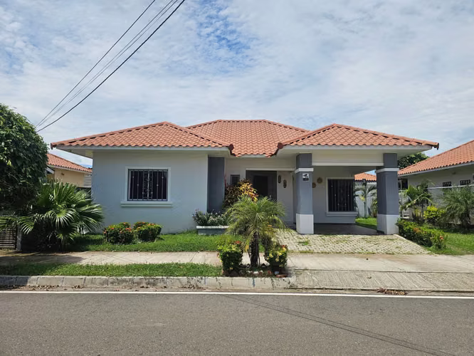 Alquiler de casa amoblada en Country Village, Villa de Los Santos. MB