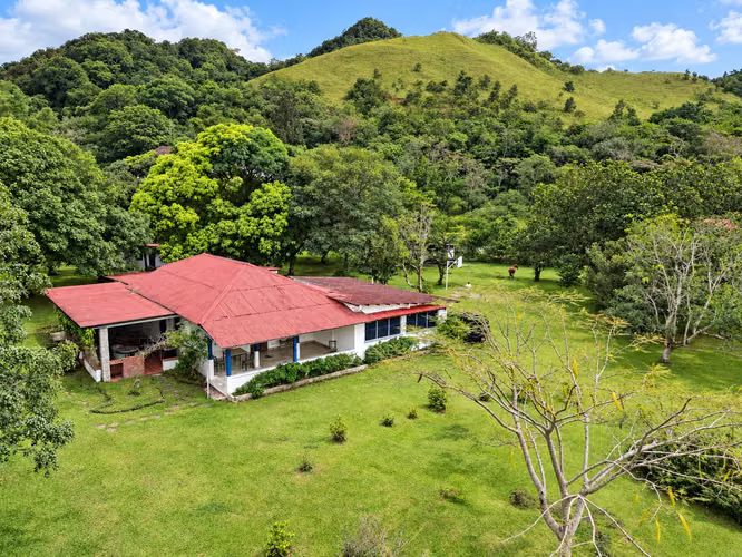 Venta de Casa en El Valle de Antón, 9,300m2 de terreno y 450m2 de construcción - Imagen 2