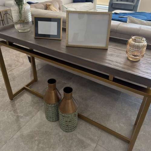 Consola Bufetera Moderna y Elegante – Madera y Dorado 