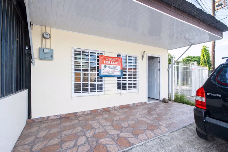 CASA EN VENTA EN EL CENTRO DE CHITRÉ – $75,000 - Imagen 2