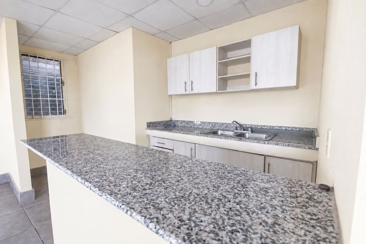 CASA EN VENTA EN EL CENTRO DE CHITRÉ – $75,000 - Imagen 5