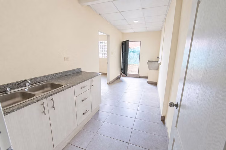 CASA EN VENTA EN EL CENTRO DE CHITRÉ – $75,000 - Imagen 11