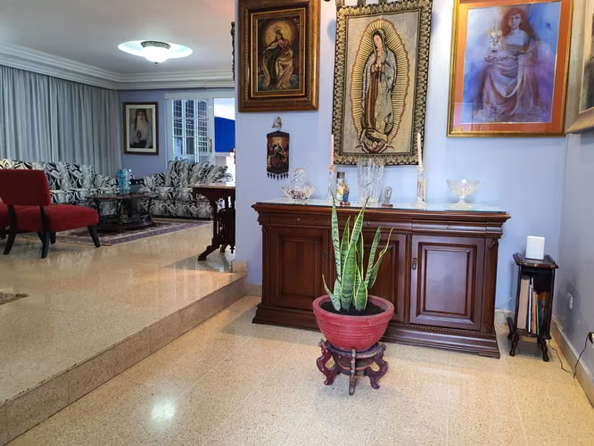 CASA DE UN NIVEL CON PISCINA, UBICADA EN EL CORAZÓN DE LA CIUDAD