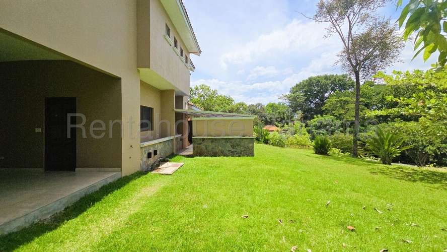 Venta casa en Los Senderos, Clayton - residencial cerrado con jardín | uVIK-26-1413