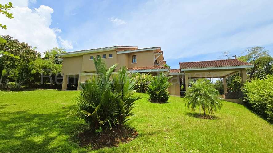 Venta casa en Los Senderos, Clayton - residencial cerrado con jardín | uVIK-26-1413