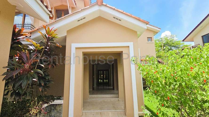Venta casa en Los Senderos, Clayton - residencial cerrado con jardín | uVIK-26-1413
