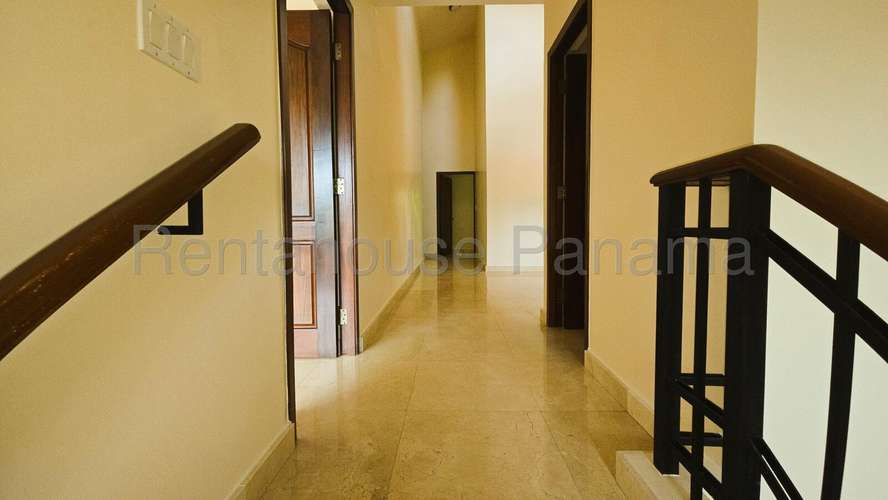 Venta casa en Los Senderos, Clayton - residencial cerrado con jardín | uVIK-26-1413