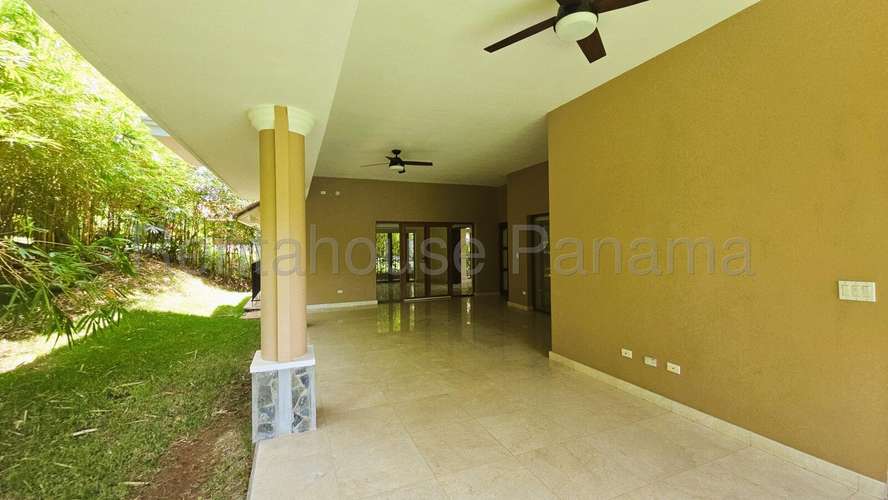 Venta casa en Los Senderos, Clayton - residencial cerrado con jardín | uVIK-26-1413