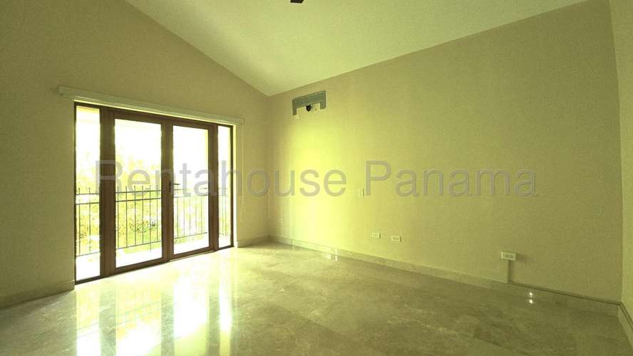 Venta casa en Los Senderos, Clayton - residencial cerrado con jardín | uVIK-26-1413