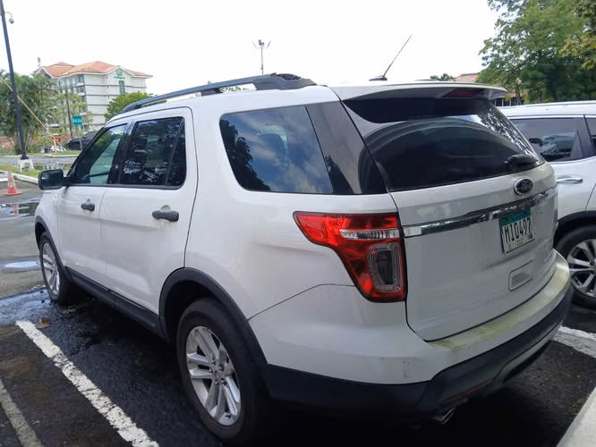 2015 Ford Explorer, 4 puertas-7 asientos - SCRAP