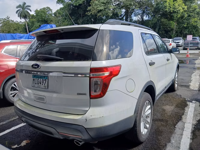 2015 Ford Explorer, 4 puertas-7 asientos - SCRAP
