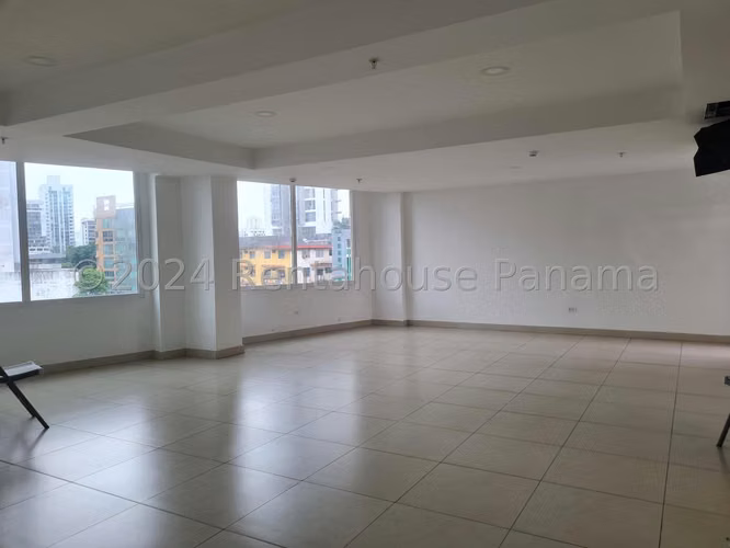 Venta apartamento en PH Taurus Tower, Carrasquilla - con cuarto de empleada | uVIK-26-2487