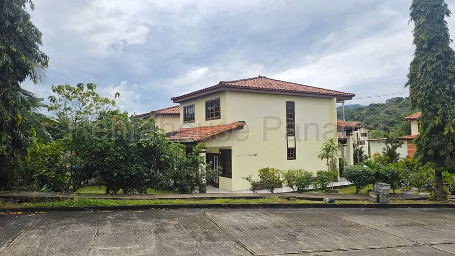 Venta Casa Las Cumbres - YD