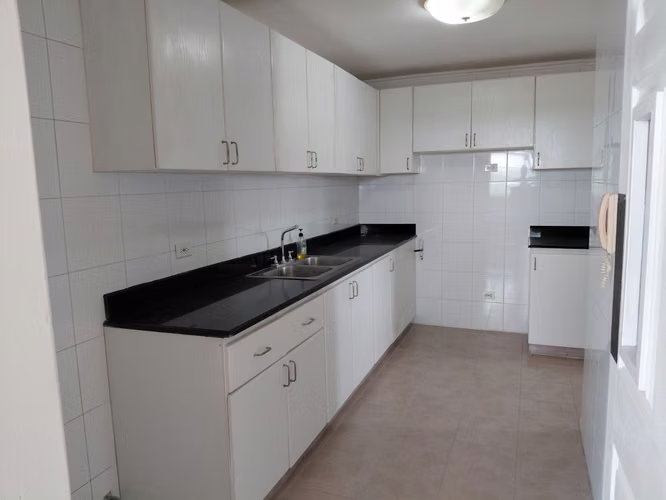 Vende amplio apartamento PH Plaza Dorad, El Dorado