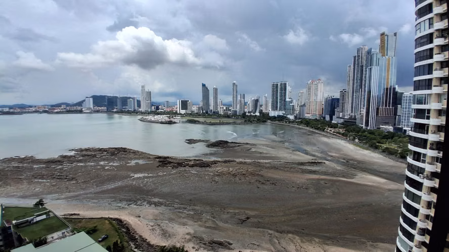 Mediterrane. 200mts 2r den 2.5b 2est $315,000.00