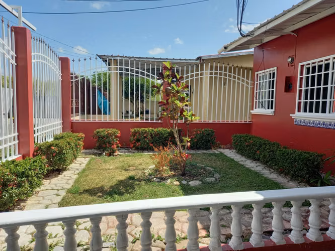 En venta bella casa familiar con precio negociable, excente y práctica ubicación, zona tranqulia.  - Imagen 1