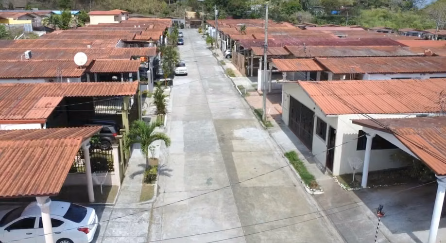 CASA EN VENTA EN BRISAS DEL GOLF