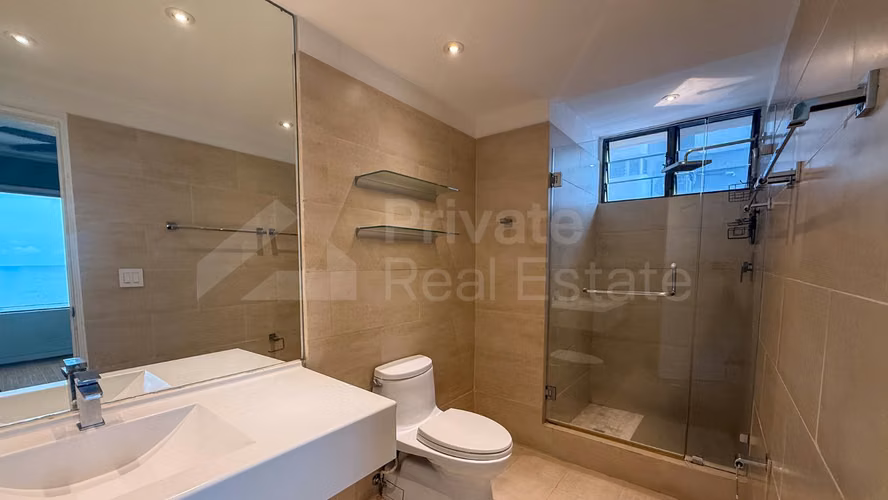 Se vende amplio apartamento en P.H. Maresias Punta Paitilla