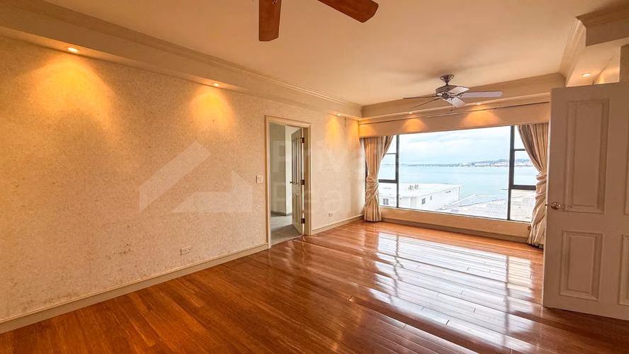 Se vende amplio apartamento en P.H. Maresias Punta Paitilla