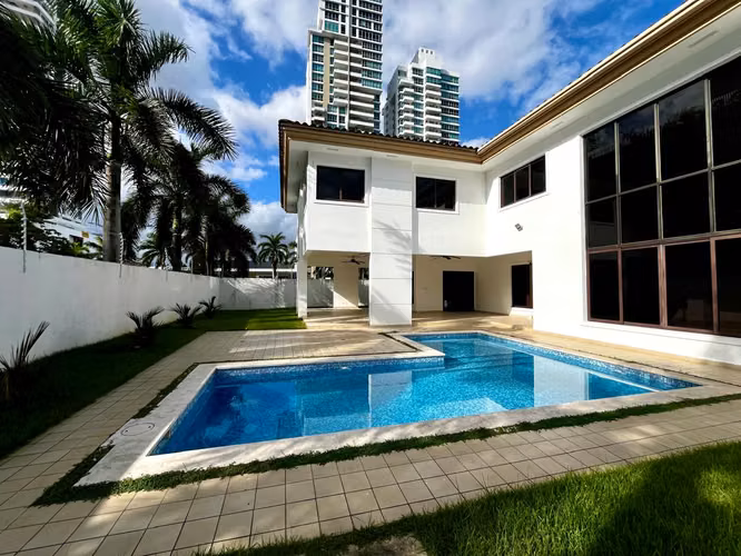 Exclusiva Mansión en Costa del Este | Elegancia, Amplitud y Diseño Atemporal