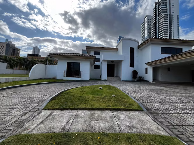 Exclusiva Mansión en Costa del Este | Elegancia, Amplitud y Diseño Atemporal