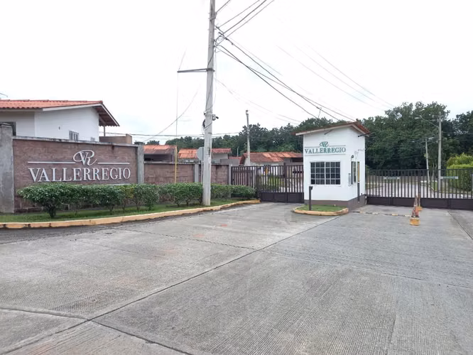 NC145 SE VENDE AMPLIA CASA EN URBANIZACION VALLERREGIO