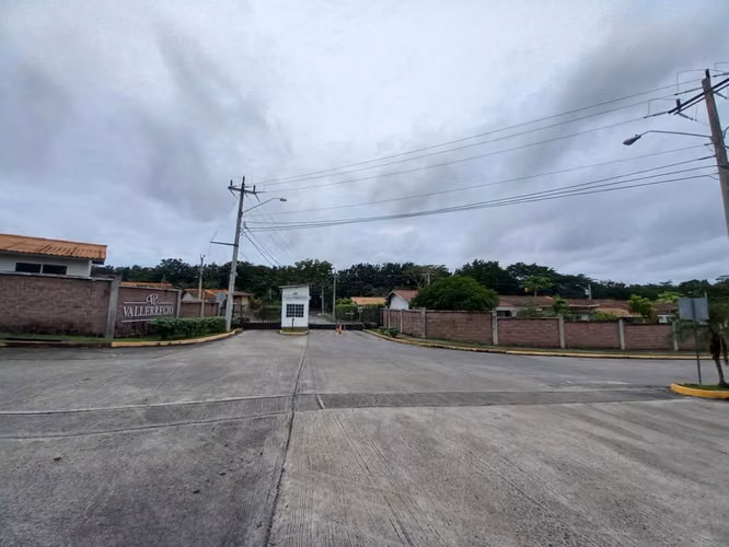 NC145 SE VENDE AMPLIA CASA EN URBANIZACION VALLERREGIO