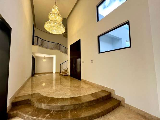 Alquiler : Espectacular Residencia en Paseo del Parque | Lujo, Amplitud y Piscina Privada