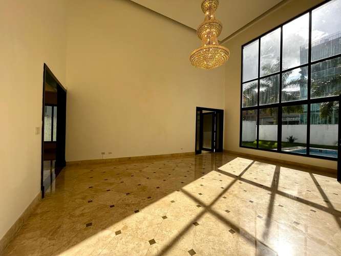 Alquiler : Espectacular Residencia en Paseo del Parque | Lujo, Amplitud y Piscina Privada
