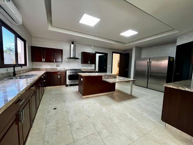 Alquiler : Espectacular Residencia en Paseo del Parque | Lujo, Amplitud y Piscina Privada