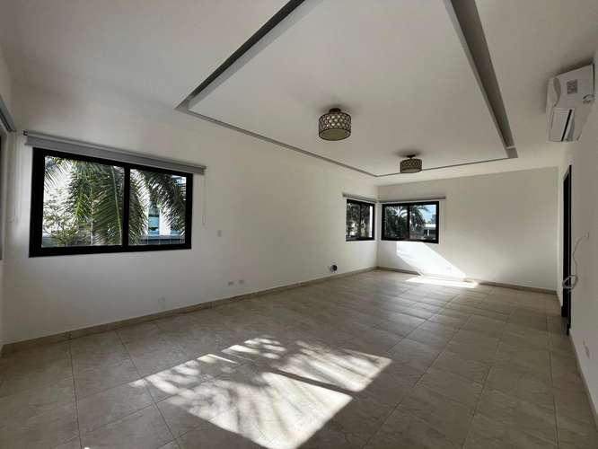 Alquiler : Espectacular Residencia en Paseo del Parque | Lujo, Amplitud y Piscina Privada